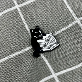 Pinarna.cz Černá kočička se stohem knih