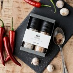 Nicolas Vahé Dárková sada solí Nicolas Vahé – Secret blend & Garlic Chilli, černá barva, multi barva, sklo