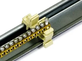 Triton zemnící modul na liště C-profilu určený pro montáž na 19+ vertikály (RAX-MS-X84-X1)