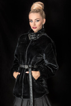 Černá kožešinová bunda se stojáčkem model 16151399 Černá Ann Gissy