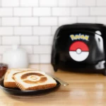 Uncanny Brand Toustovač Pokémon Poké Ball černý / Toustovač / motiv Poké Ball na topince / drobečková zásuvka (3000115)