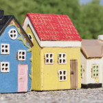 Ib Laursen Keramický svícen My Home Town Yellow / Brown Door, žlutá barva, keramika