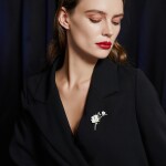 Luxusní perleťová brož se zirkony Anastacia - květina, Zlatá