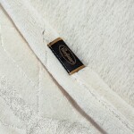 Krémová a bílá měkká deka se stříbrným geometrickým potiskem 150 x 200 cm