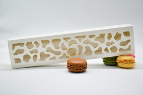 Cake star Krabička na makronky bílá se vzorovým okénkem 25,8x6x4cm (na 10 kusů)