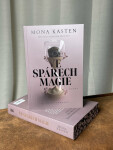 Ve spárech magie - Mona Kasten