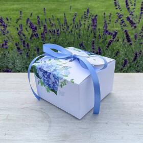 Dortisimo Svatební krabička na výslužku bílá s modrými hortenziemi s mašlí (11 x 11 x 7 cm)