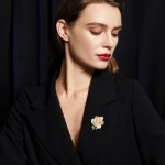 Luxusní brož ve tvaru květu s levandulovou perlou Arlette, Fialová