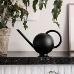 Ferm Living Konvička na zalévání Black Orb Wattering Can 2 l, černá barva, kov