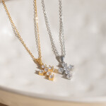 ELENYS Cross Radiant – náhrdelník z prémiové oceli Délka: 40+5 cm / max. 45 cm