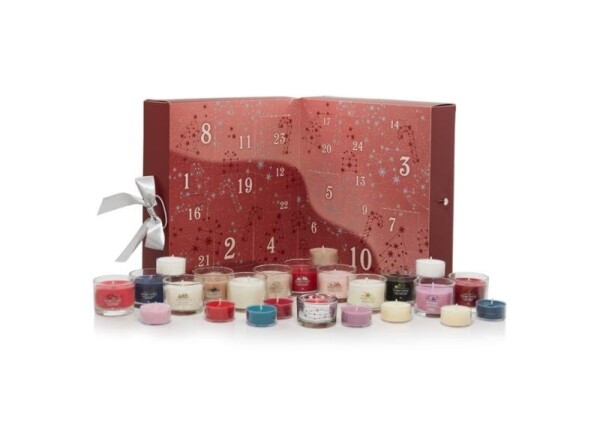 YANKEE CANDLE Adventní kalendář kniha, 12 ks votivních svíček 12 ks svícen