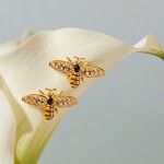 ELENYS Bee Sparkly – pozlacené náušnice 18K žluté zlato