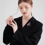 Brož s motivem květin a perlou na černé větvičce, Černá Bílá