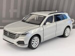 VW Touareg stříbrná, otevírací 5x dveře a kapota, svítí - 1/32 Tayumo