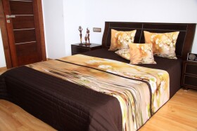 DumDekorace Přehoz na postel tmavě hnědé barvy s motivem hnědého květu Šířka: 220 cm | Délka: 240 cm
