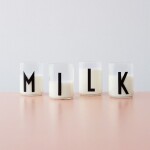 DESIGN LETTERS Sklenička s písmenem Letters 350 ml W, čirá barva, sklo