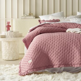 DumDekorace Růžový přehoz na postel Molly s volánem 220 x 240 cm