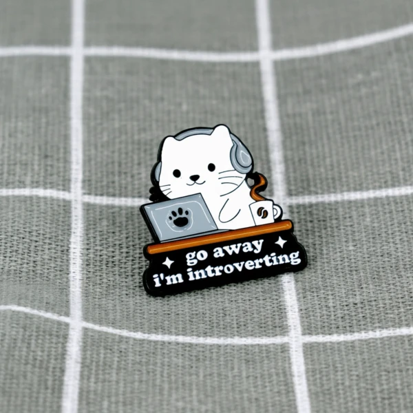 Pinarna.cz Bílá kočka u počítače - Go away I´m introverting / Jdi pryč, mám svůj introvertní čas
