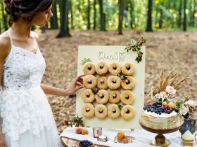 PartyDeco dřevěná stěna na donuty
