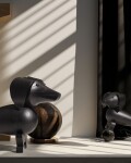 Kay Bojesen Denmark Dřevěná figurka Dog Pind – limitovaná edice 2024, černá barva, dřevo