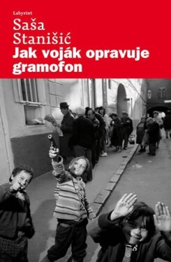 Jak voják opravuje gramofon Saša Stanišič