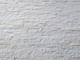 Kamenný obklad za kamna 60x15cm štípaný křemenec bílý CKOK615WL