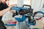 BOSCH GCM 12 SDE Professional / Pokosová pila se zákluzem / 1800W / Průměr 305 mm / 4000 ot-min / Hloubka řezu 70x400 mm (0601B23100)