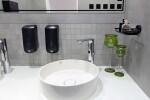 SANELA - Hygiena toalety Dávkovač tekuté a gelové dezinfekce, gelového mýdla, 1000 ml, černá SLDN 06N