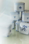 Royal Copenhagen Porcelánová mini dóza Bonbonniere Alphabet – M, bílá barva, porcelán