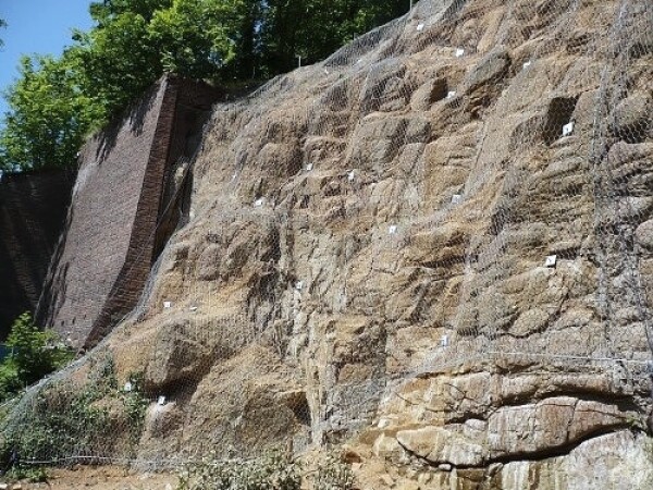 Dvojzákrutová ocelová síť na skalní stěny Geomanet SAR drát 2,7 mm, otvor 80/100 mm, 2×50 [100 m²]