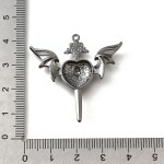 Kovový přívěsek - ocelově šedý s červeným smaltem - gotické křídlo - 37,5 x 36,5 x 5 mm - 1 ks