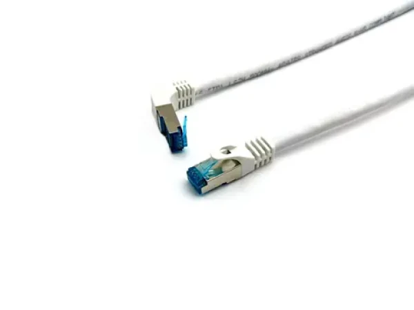 Equip Cat6a S/FTP 0,5 m bílá, lomený konektor / Patch kabel / RJ-45 rovný-lomený / LSZH / PoE+ (605807)