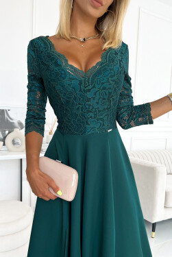 Elegantní dlouhé dámské krajkové šaty v lahvově zelené barvě s výstřihem XL model 17691306 - numoco
