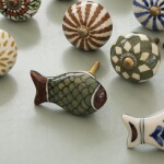 MADAM STOLTZ Kameninová úchytka Dark fish / Antique Brass, zelená barva, kov, keramika