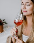 Bella Rose Sklenice na víno Nasávam vianočnú atmosféru – SK, čirá barva, sklo, 350 ml