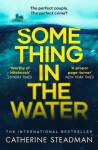 Something in the Water : The Gripping Reese Witherspoon Book Club Pick!, 1. vydání - Catherine Steadmanová