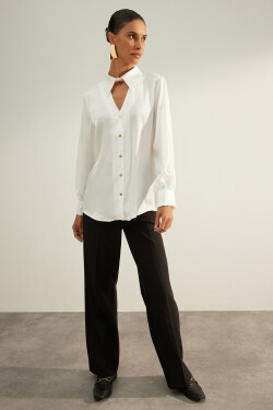 Trendyol krémová košile s detaily výřezů, oversize/široký střih, tkaná ze saténu