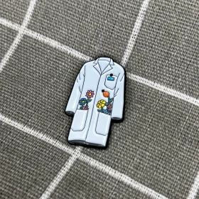 Pinarna.cz Laboratorní plášť s kytičkami - našedivělý