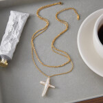 ELENYS Pearl Cross – pozlacený náhrdelník 18K žluté zlato Délka: 42-45+5 cm / max. 50 cm