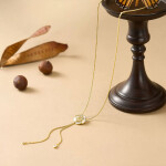 Dlouhý náhrdelník (sweater chain) Rea - perleťový květ Kamélie, Zlatá 75 cm
