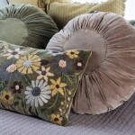 MADAM STOLTZ Kulatý sametový polštář Mushroom Ø 55 cm, béžová barva, textil