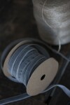Ib Laursen Sametová stuha na špulce Grey – 10 m, šedá barva, textil