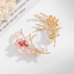 Květinová brož se Swarovski Elements krystaly a bílou perlou, Zlatá
