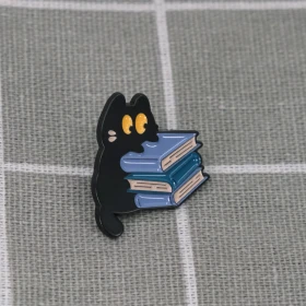 Pinarna.cz Černá kočka se stohem knih