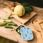 LIEWOOD Svačinový box Arthur Fun 900 ml, modrá barva, kov