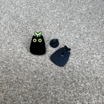 Pinarna.cz Černá kočička se zelenou rostlinkou