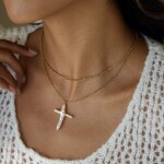 ELENYS Pearl Cross – pozlacený náhrdelník 18K žluté zlato Délka: 42-45+5 cm / max. 50 cm