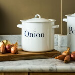 Garden Trading Smaltovaná nádoba na cibuli Onion, bílá barva, smalt