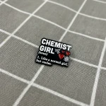 Pinarna.cz Chemist girl (noun) - 1. Like a normal girl, but cooler. / Holka chemička (podstatné jméno) – 1. Jako normální holka, ale víc cool.