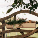 Ferm Living Závěsný truhlík na balkon Uma Cashmere Small, béžová barva, kov